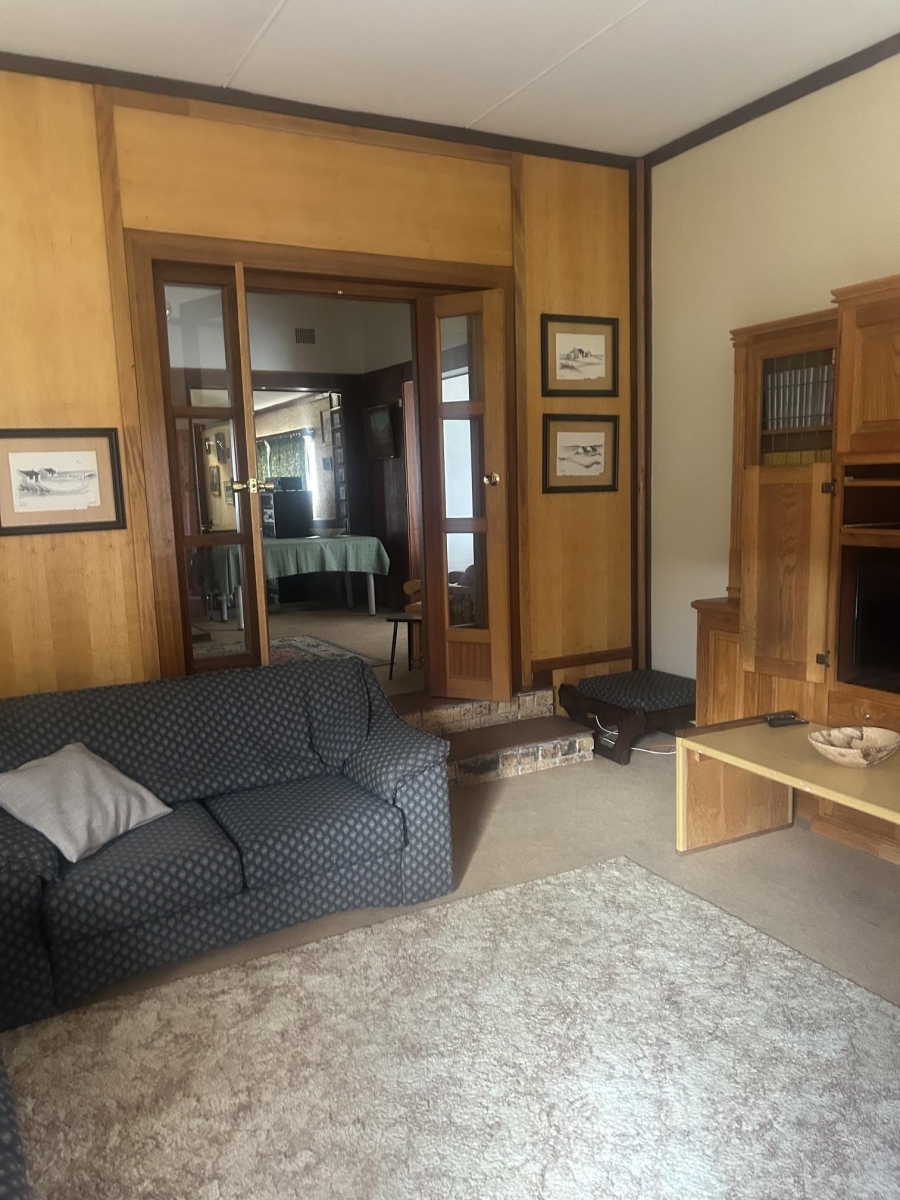 5 Bedroom Property for Sale in Viljoenskroon Free State